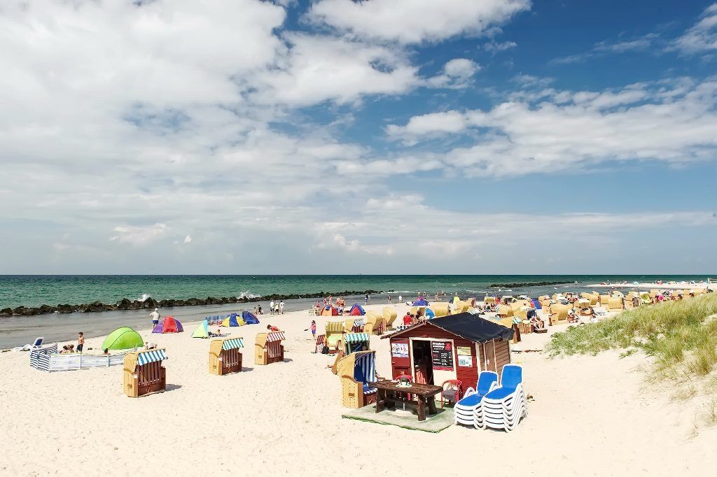 Strandaufgang im Ostseebad Wustrow im Sommer 