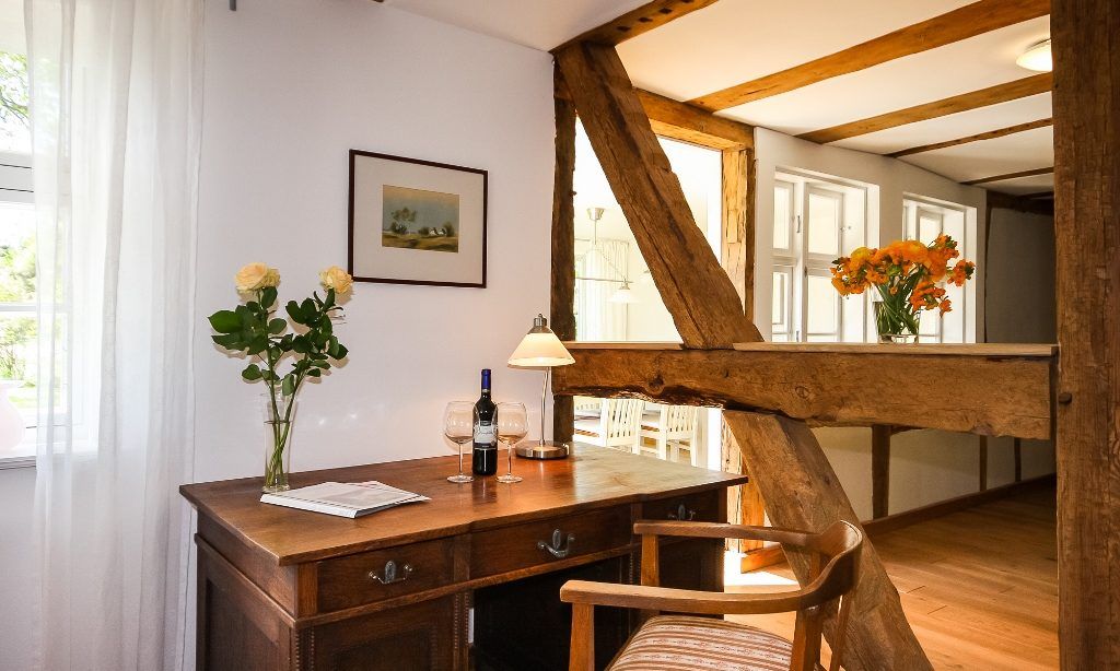 Alte Holzmöbel im Landhaus-stil