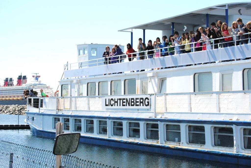 2 Besucher auf dem Sonnendeck