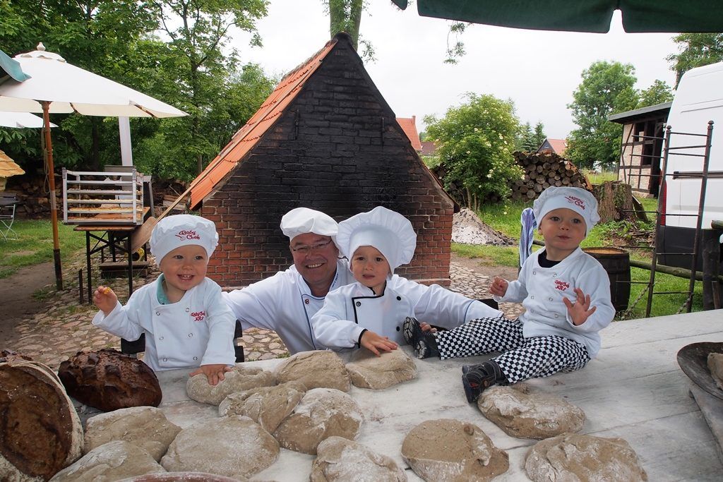 Holzbrote backen im Freilichtmuseum Klockenhagen