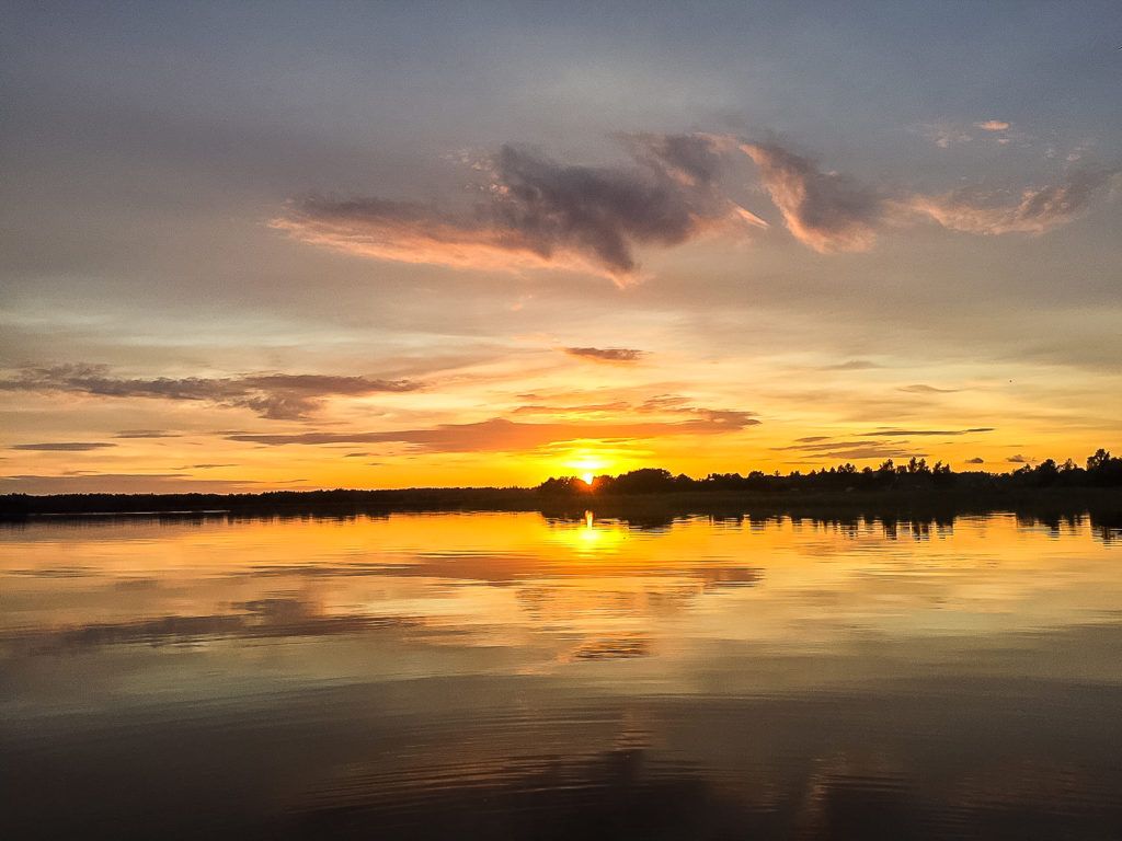 Farbenspiel beim Sonnenuntergang auf dem Saunafloß Darss-Floss