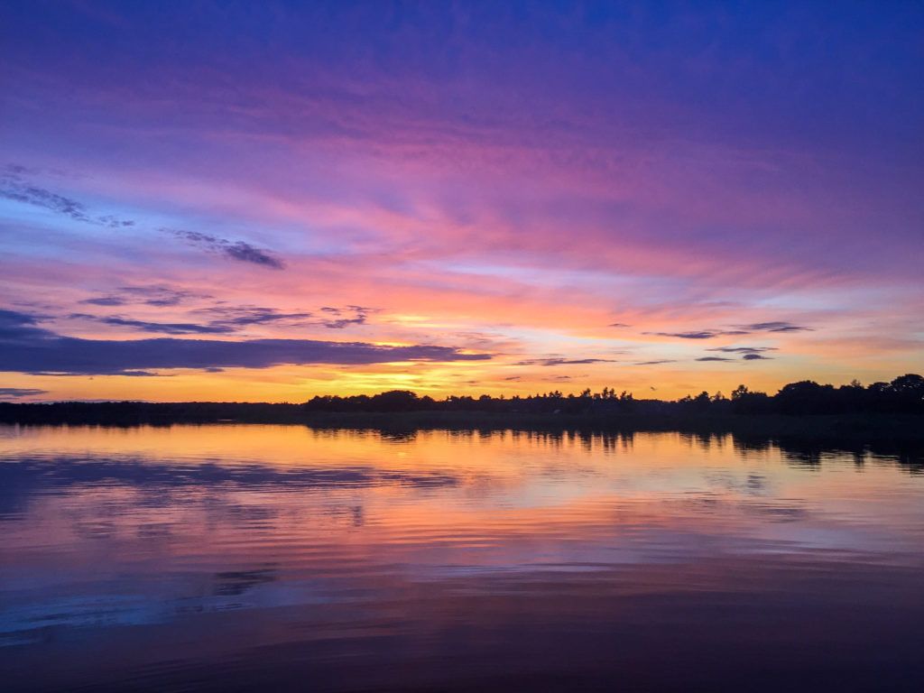 Farbenspiel beim Sonnenuntergang auf dem Saunafloß Darss-Floss